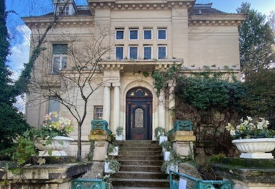 Maria Oppenheim - Mal Events in der Villa Magdalena - Eingang Villa